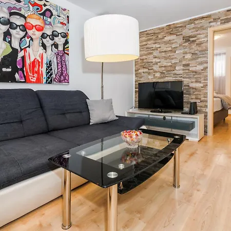 Relaxing 2bd Apartment, Ground Floor - Walk To Old Town Apartament *