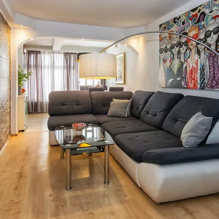 Relaxing 2bd Apartment, Ground Floor - Walk To Old Town Apartament Split
