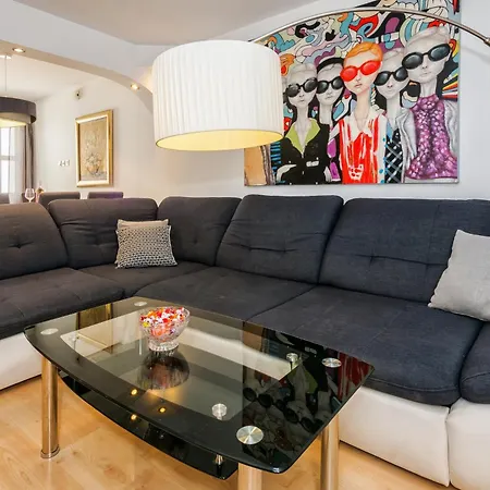 Relaxing 2bd Apartment, Ground Floor - Walk To Old Town Apartament *