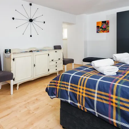 Relaxing 2bd Apartment, Ground Floor - Walk To Old Town Apartament
