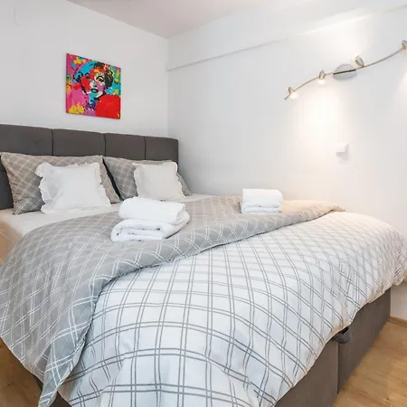 Relaxing 2bd Apartment, Ground Floor - Walk To Old Town Apartament Split