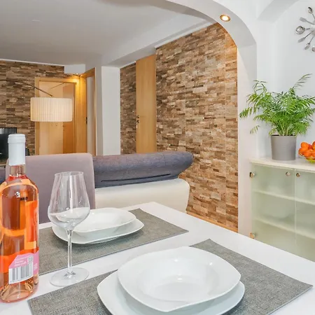 Relaxing 2bd Apartment, Ground Floor - Walk To Old Town Apartament Split
