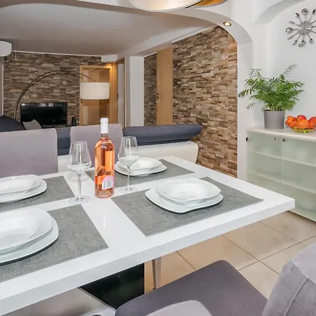 Relaxing 2bd Apartment, Ground Floor - Walk To Old Town Apartmán Split