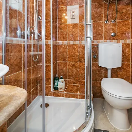 Relaxing 2bd Apartment, Ground Floor - Walk To Old Town דירה