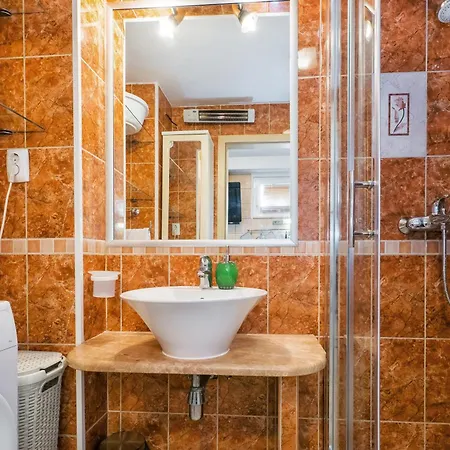 Relaxing 2bd Apartment, Ground Floor - Walk To Old Town *