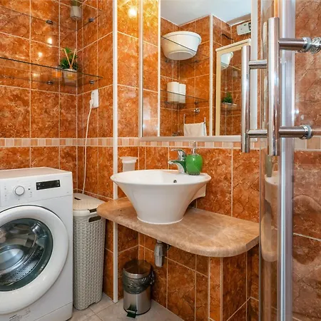 Апартаменти Relaxing 2bd Apartment, Ground Floor - Walk To Old Town Спліт