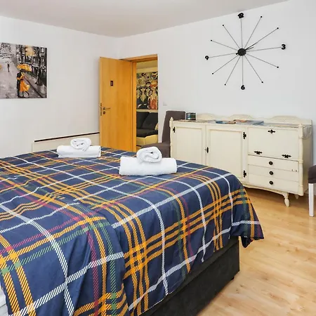 Relaxing 2bd Apartment, Ground Floor - Walk To Old Town דירה ספליט