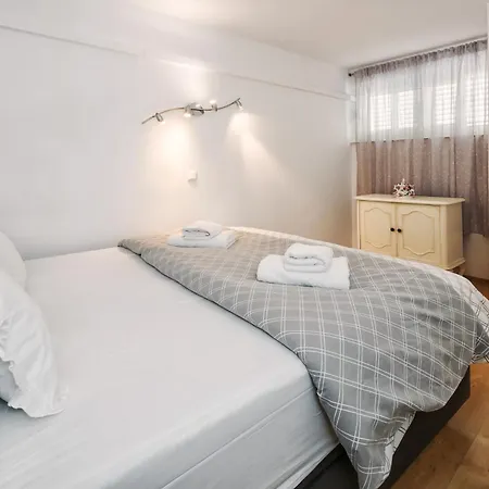 Relaxing 2bd Apartment, Ground Floor - Walk To Old Town 斯普利特