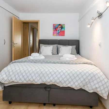 Relaxing 2bd Apartment, Ground Floor - Walk To Old Town