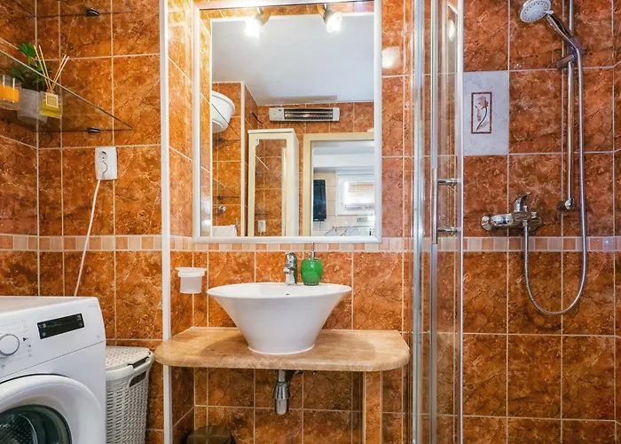 Relaxing 2bd Apartment, Ground Floor - Walk To Old Town *