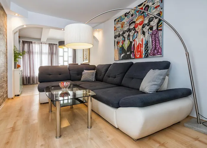 Relaxing 2bd Apartment, Ground Floor - Walk To Old Town Apartment