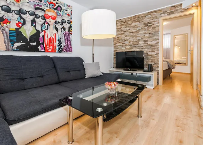 Relaxing 2bd Apartment, Ground Floor - Walk To Old Town Apartment *