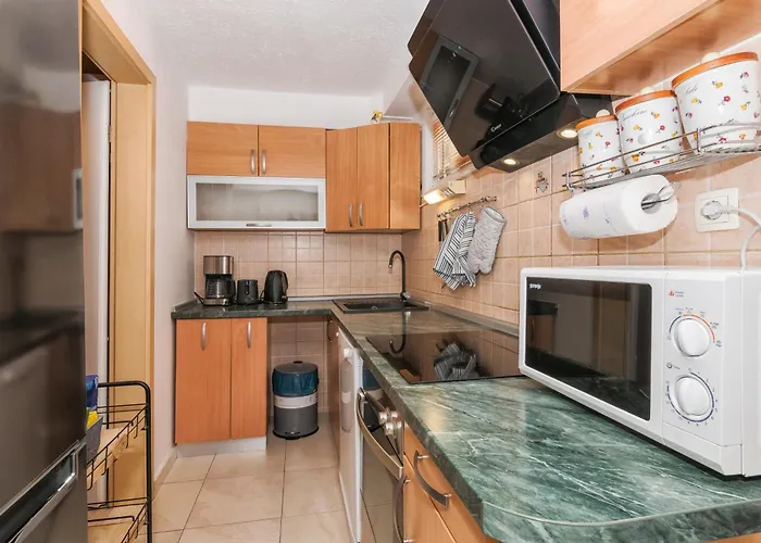 Relaxing 2bd Apartment, Ground Floor - Walk To Old Town