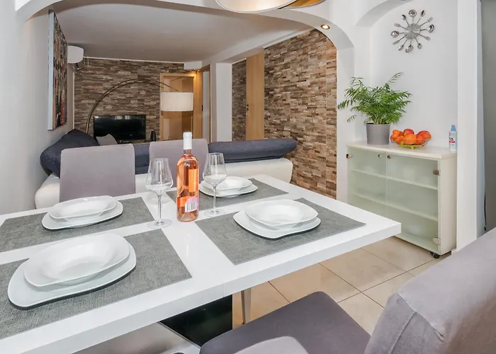 Relaxing 2bd Apartment, Ground Floor - Walk To Old Town Apartment Split