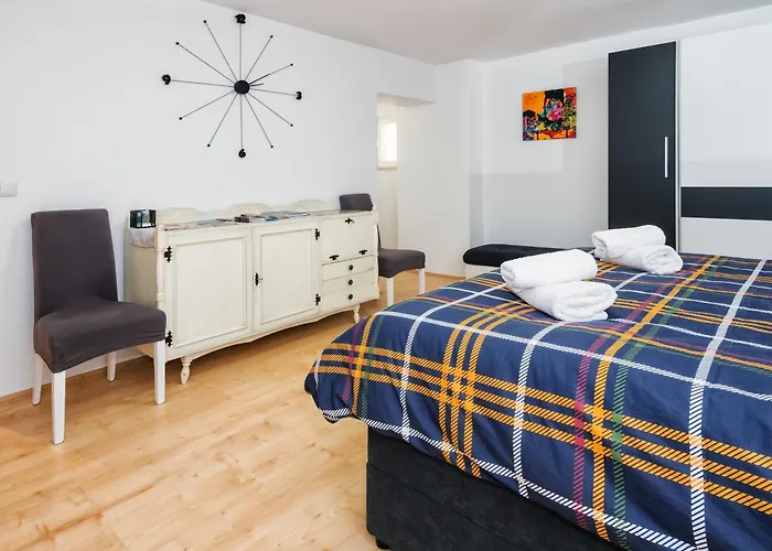 Relaxing 2bd Apartment, Ground Floor - Walk To Old Town Apartment