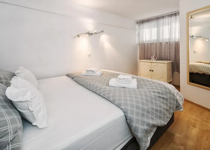 Relaxing 2bd Apartment, Ground Floor - Walk To Old Town Split