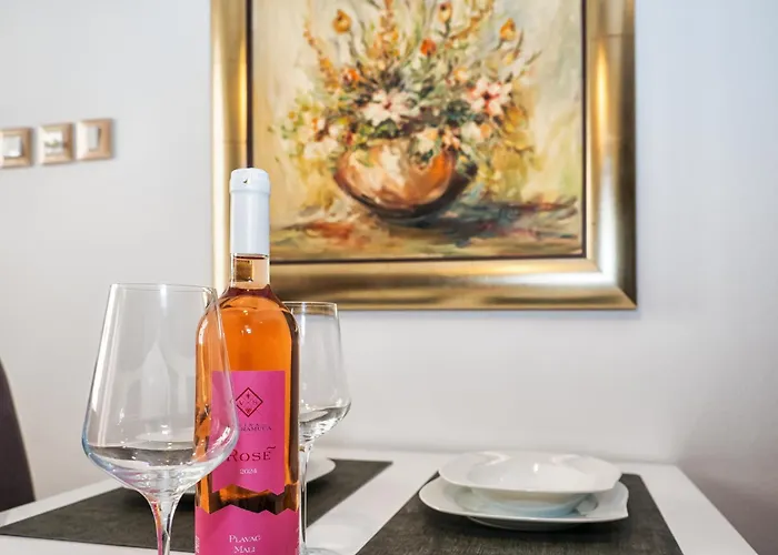 Relaxing 2bd Apartment, Ground Floor - Walk To Old Town Apartment