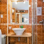 Relaxing 2bd Apartment, Ground Floor - Walk To Old Town *