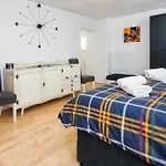 Relaxing 2bd Apartment, Ground Floor - Walk To Old Town Apartment